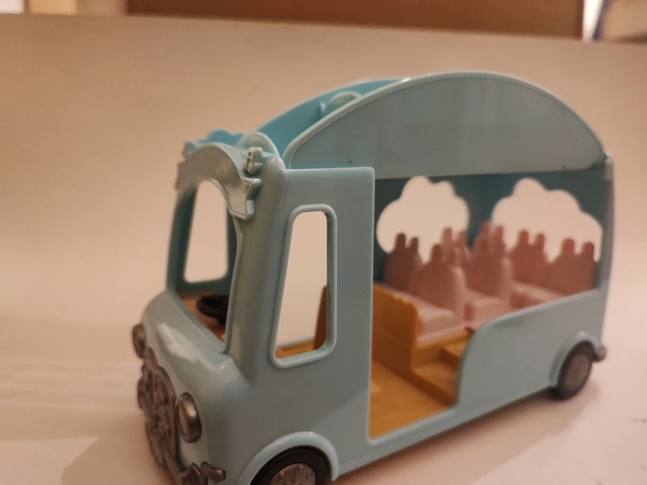 Sylvanian Families Autobus szkolny z wyjmowanymi siedzeniami, basenem