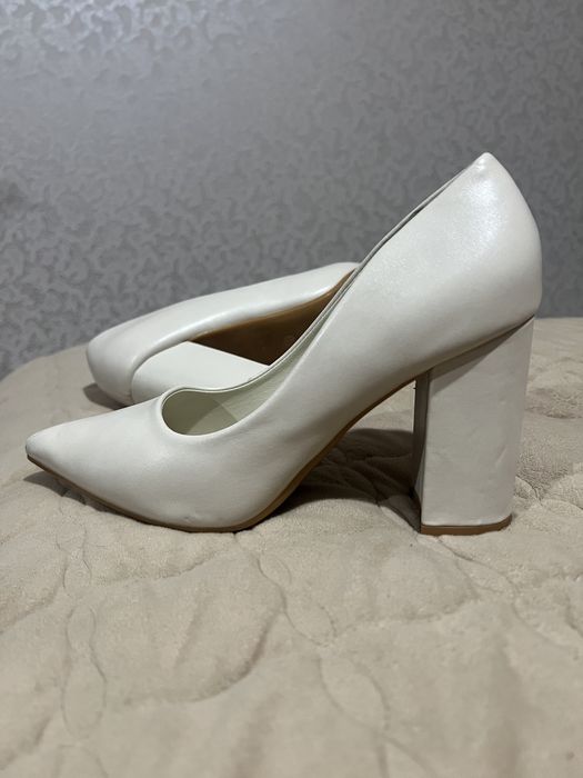 Туфлі на зручному каблуку колір молочний
