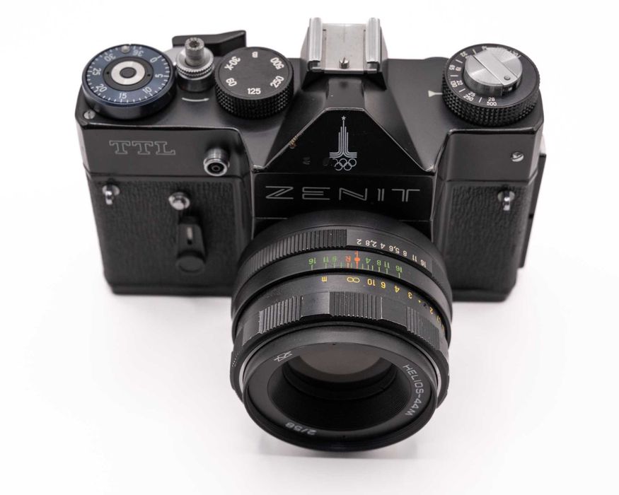 Máquina analógica Zenit TTL com objetiva Helios 2.0