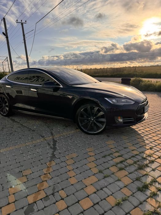 Tesla model s P85+. 2013
