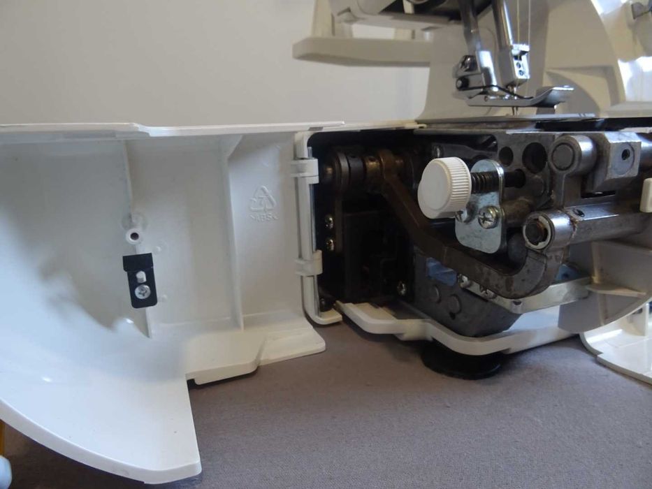 Máquina de costura corte e cose doméstica