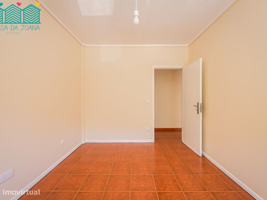 Apartamento T3 com Garagem Fechada em Esgueira