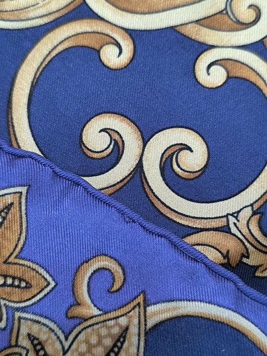 Вінтажний шарф Atelier Versace Італія 
Розмір 85*86 см.