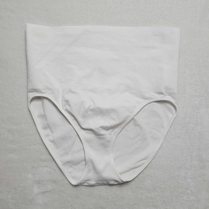 Majtki z modelującym pasem