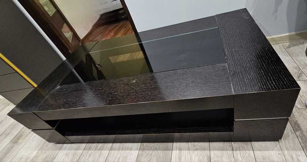 Stół kawowy w kolorze ciemnego brązu