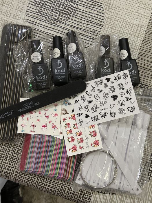 Маникюрный набор  (Базы/топы+аксессуары)-200 грн.
