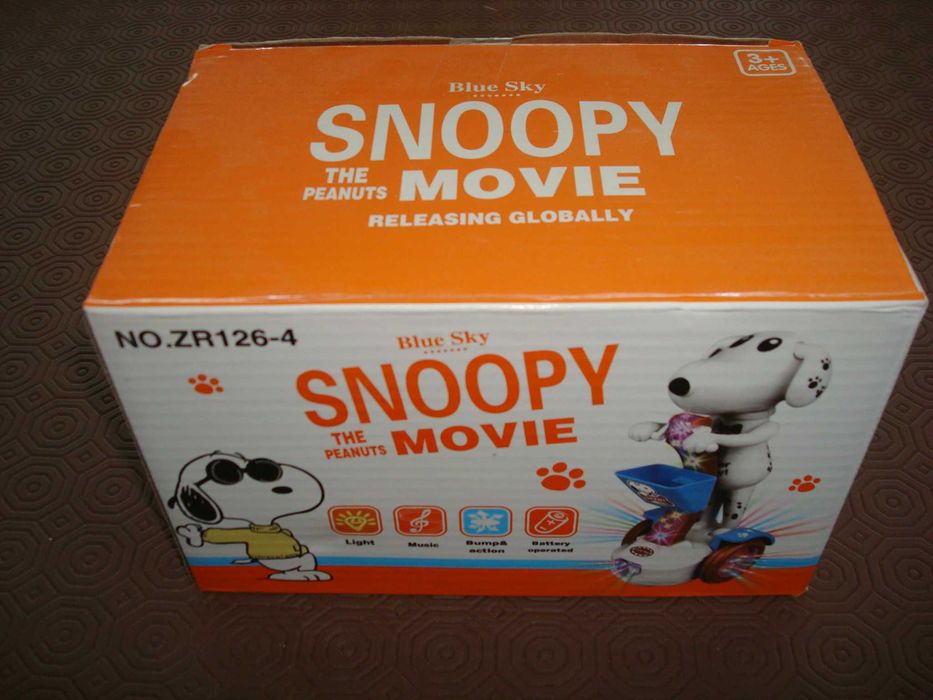 Boneco Snoopy com trotinete, a pilhas