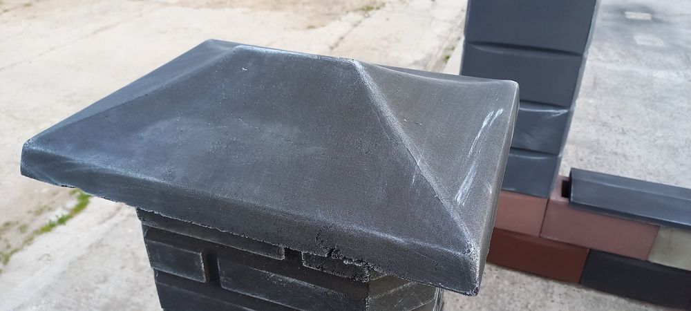 Дашки на паркан, накриття на стовбець, парапети власне виробництво.