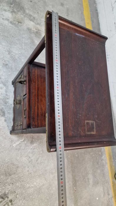 Móvel oriental em madeira c/ ferragens em latão — 64x51x32