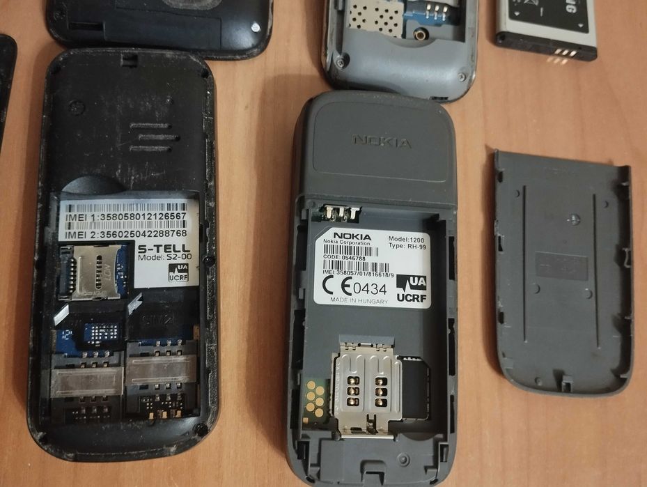 4 непрацюючих телефона(1смартфон та3 кнопочних)+тонка зарядка на Nokia