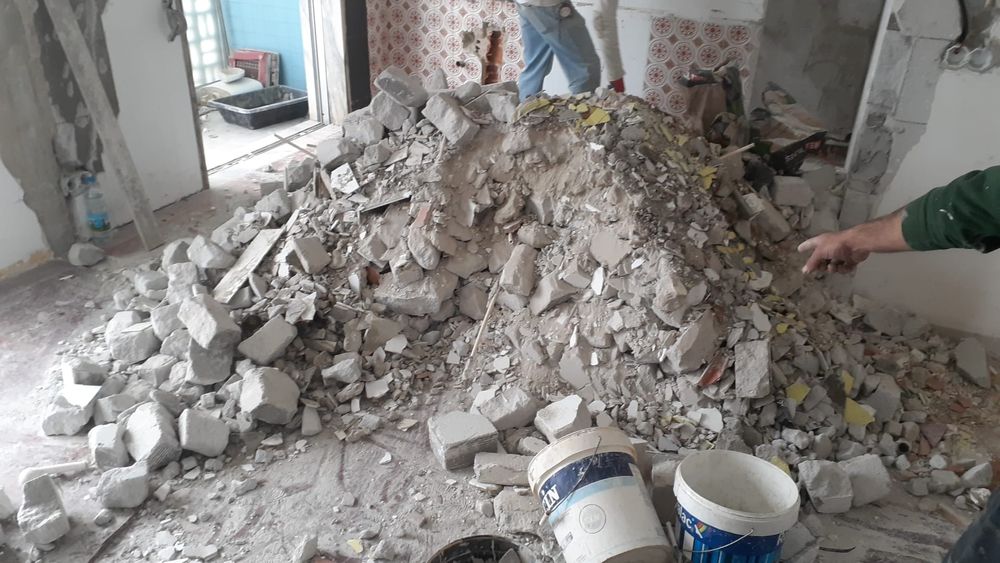 LOURES, ODIVELAS e AMADORA RECOLHA DE ENTULHO e LIXO em carrinhas