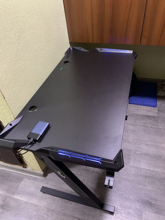 Стіл компьютерний  з RGB підсвічуванням.