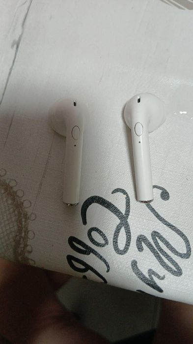 AirPods branco e roda