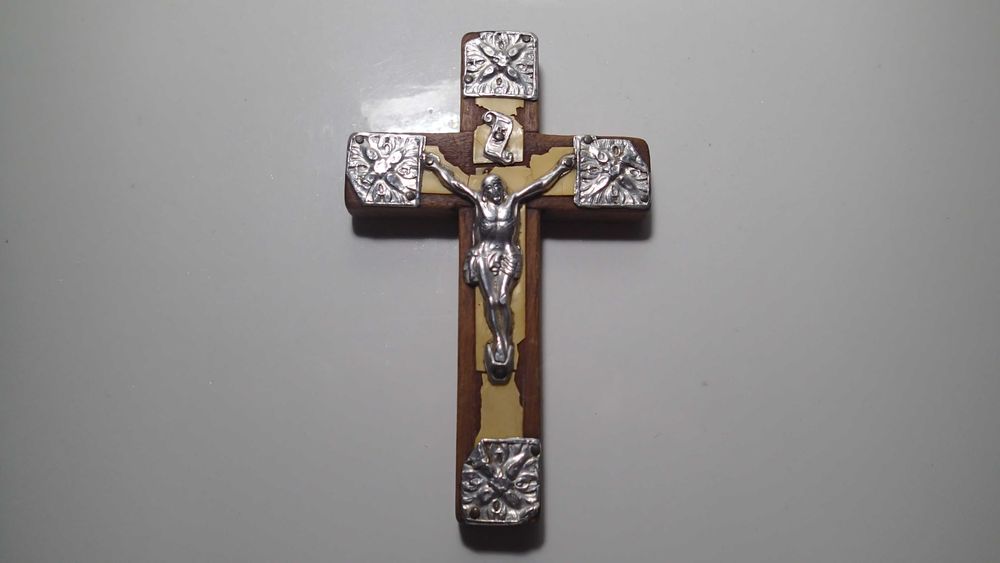 Crucifixo antigo em madeira e metal