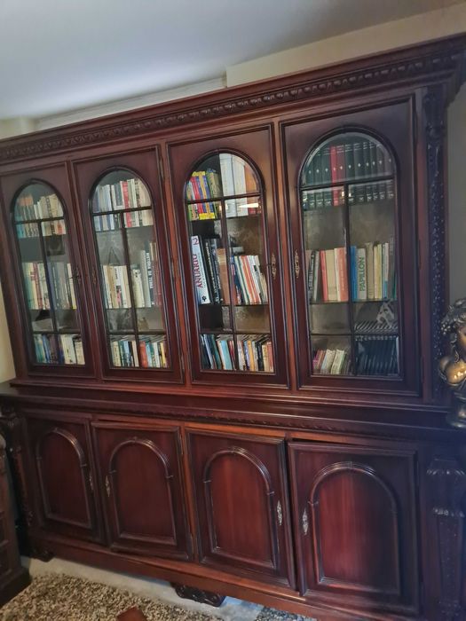 Estante de livros em madeira