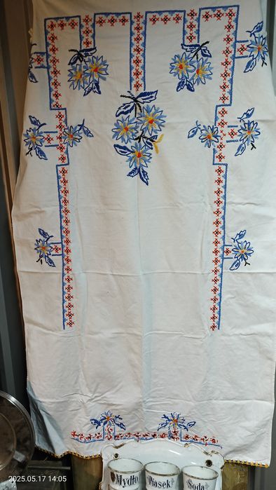 Ręcznie haftowany obrus.