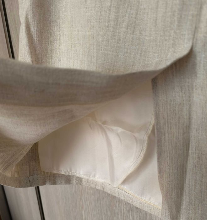 Jasnobeżowa spódnica przed kolano