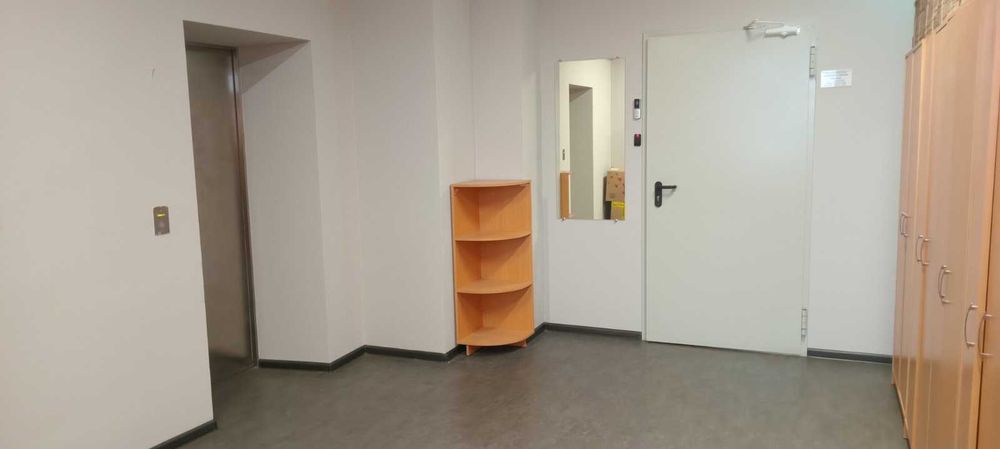 Оренда офісу 400 кв.м., 7 хв. від ст. Метро " Почайна", є укриття.
