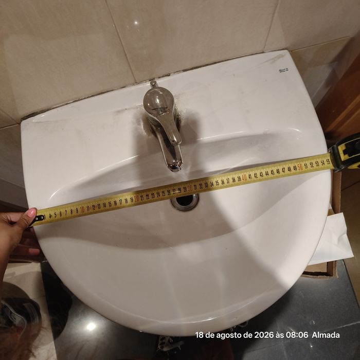Lavatório com coluna e torneira