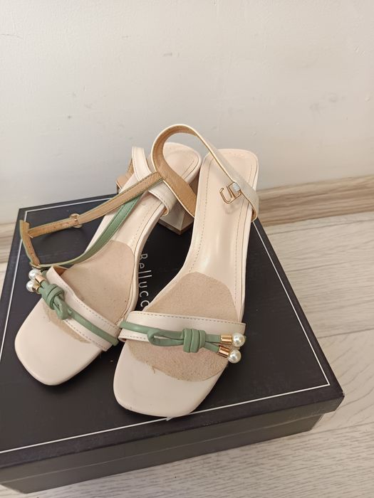 Sandałki damskie na obcasie