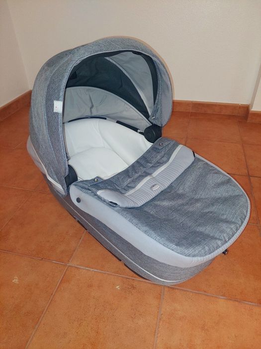 Alcofa Chicco em Cinzento – Com Capota e Cobertura Acolchoada