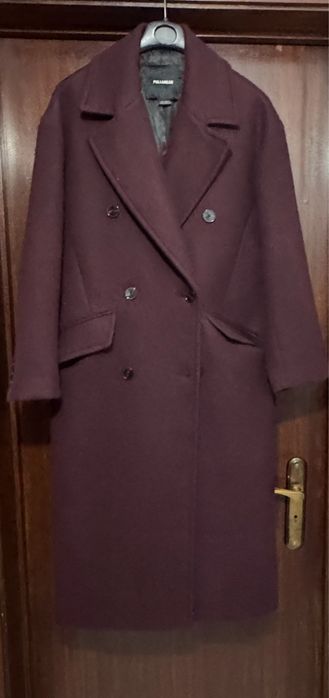 Sobretudo bordeaux da marca Pull&Bear.