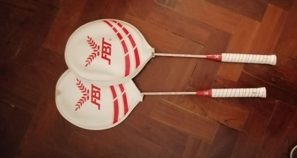 2 raquetes de badminton, marca FBT, com capas de protecção