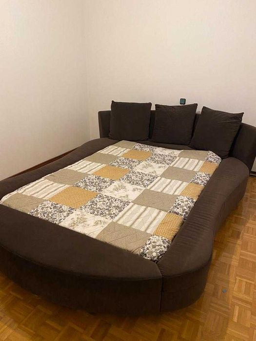 Cama - Medidas aprox: 2,90m x 2,20m
