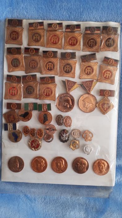 Bardzo dużo  odznak odznaczeń miniaturek NRD.