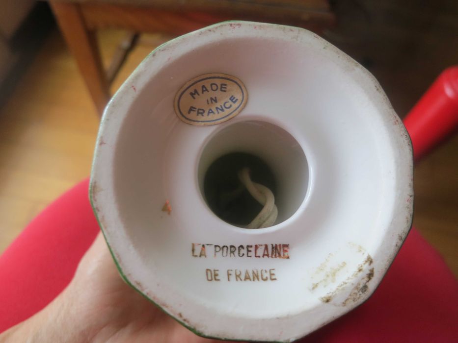 Pé de candeeiro de mesa e porcelana