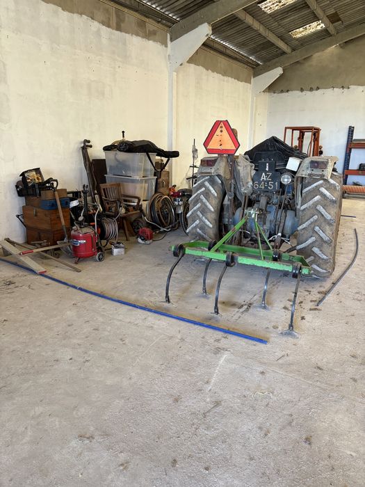 Trator Ford em bom estado