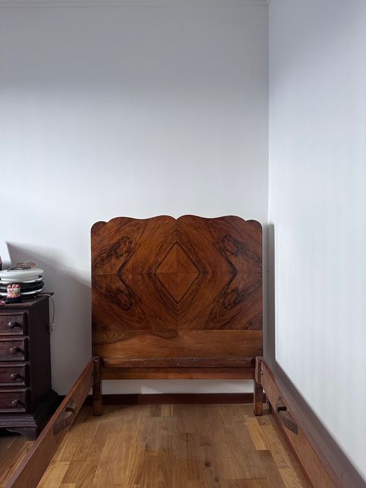 Cama solteiro. Estilo Art Noveau.