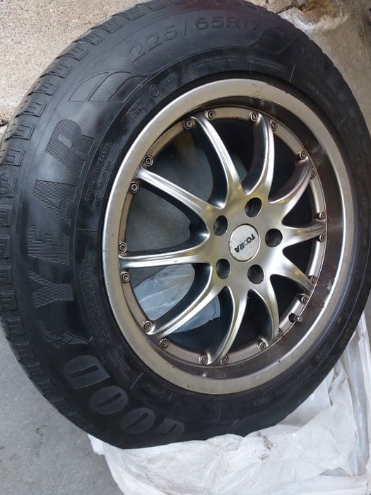 TOORA 4x  Felgi aluminiowe 17" + 4x opony letnie Goodyear