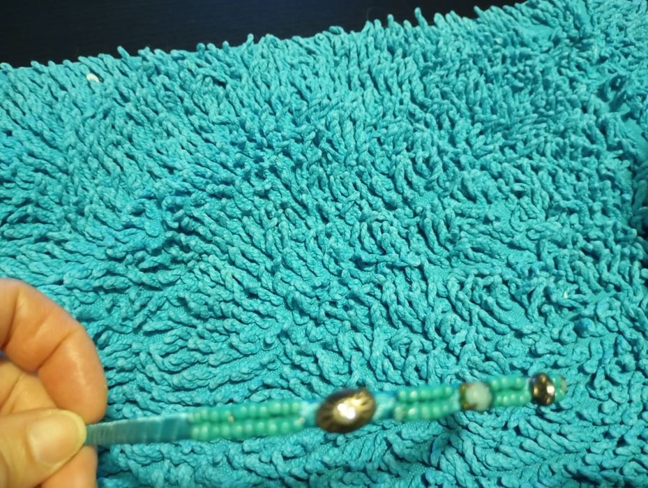 Bandolete fina com contas