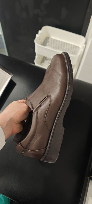 Sapatos castanhos novos, na caixa!