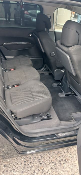 Peugeot  5008...
