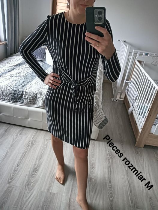 Sukienka w paski czarna Pieces rozmiar M