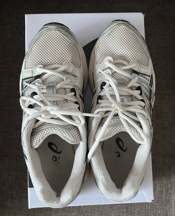 Оригінальні кросівки Asics GEL-Nimbus 9 cream/black