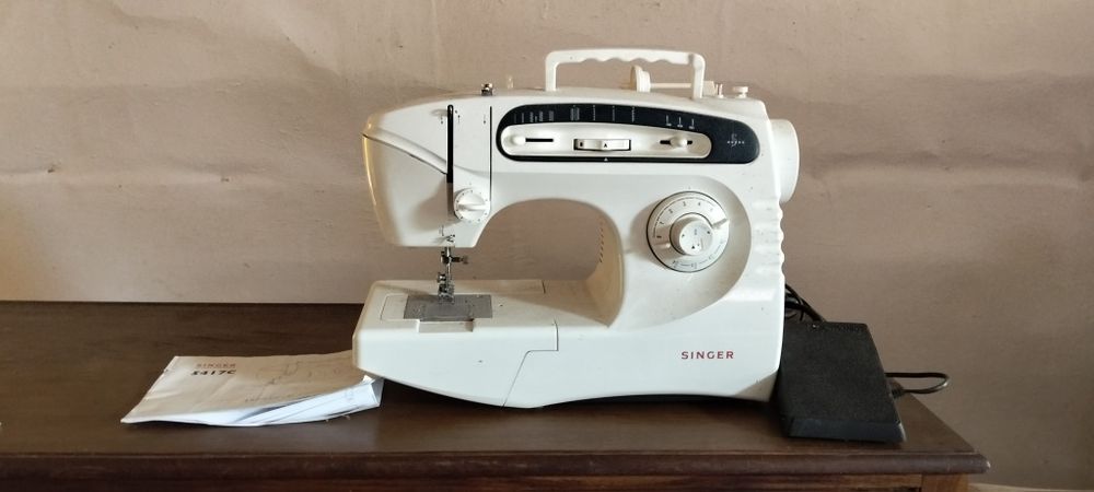 Máquina de Costura Singer 5417C com Caixa e Manual