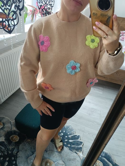 Sweter beżowy w kwiatki 3D uni