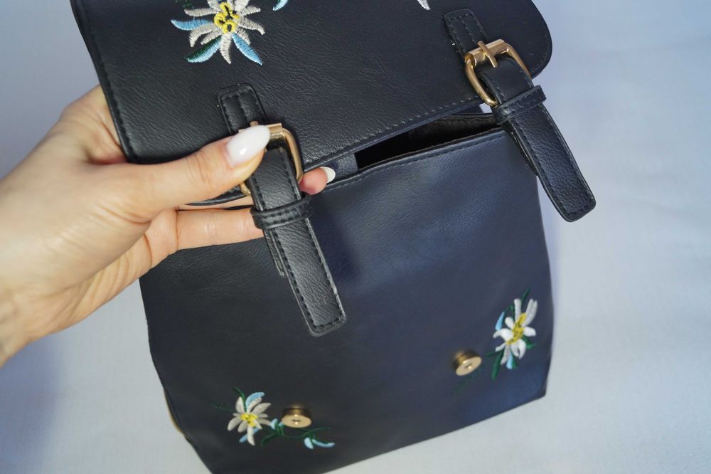 Рюкзак жіночий чорний з вишивкою