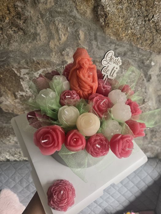 Arranjos de flores feitos em cera.