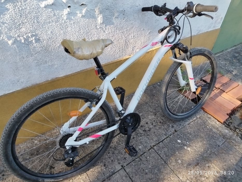 Bicicleta todo o terreno RockRider com amortecedores na roda da frente