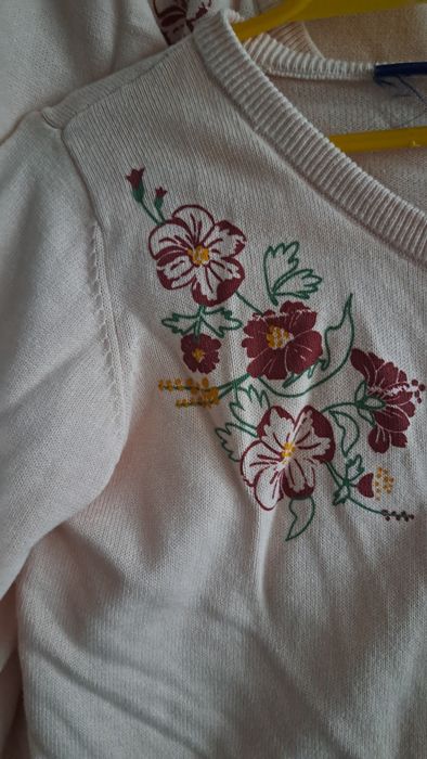 Sweter kardigan pudrowy róż kwiatki 122/128
