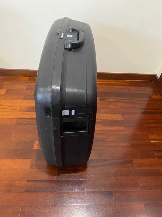 Mala de viagem grande, rígida e preta da marca Delsey