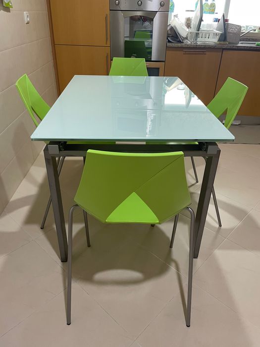 Mesa de cozinha extensível  em vidro branco e estrutura em aço