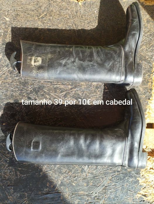 Vende se botas de equitação em cabedal