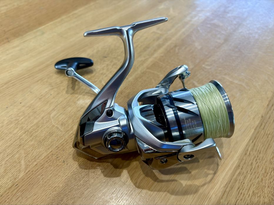 Kołowrotek Shimano STRADIC FM 4000M MHG (5,7:1) + plecionka Daiwa gratis