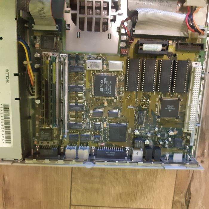 Komputer z monitorem Apple Macintosh LC