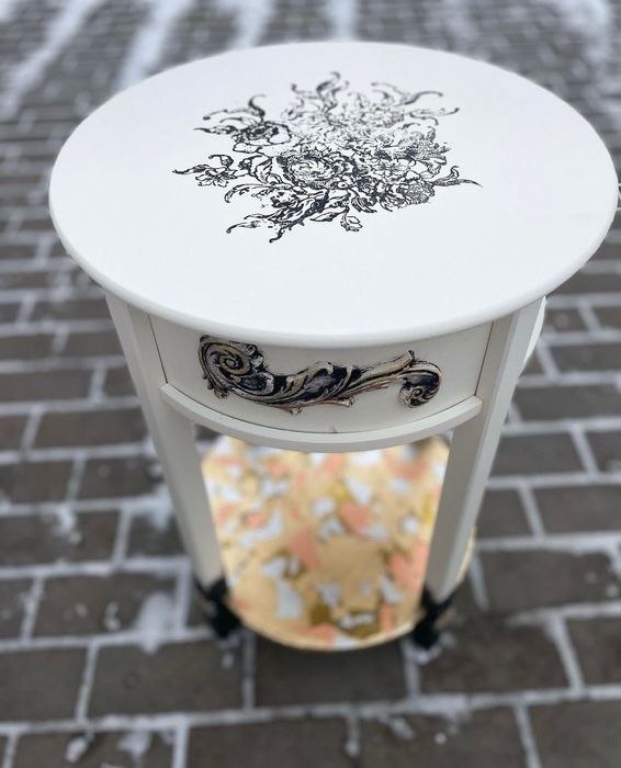 Тумба приліжкова